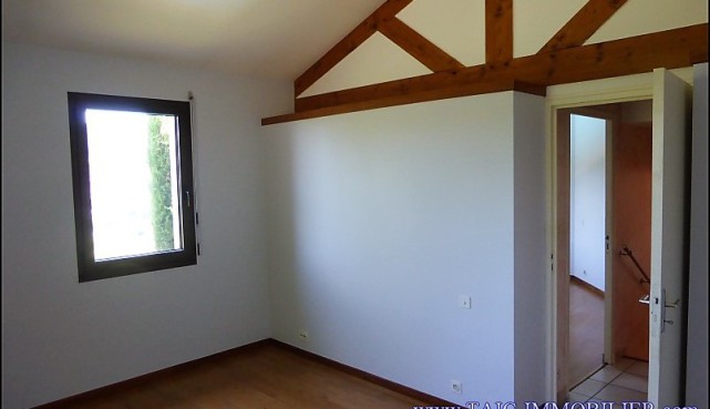 A vendre par taic-immobilier, Villefranche de Rouergue Agréable Maison d'architecte 150m2 + Sous sol, Piscine et 2800m2 de terrain en situation dominante.