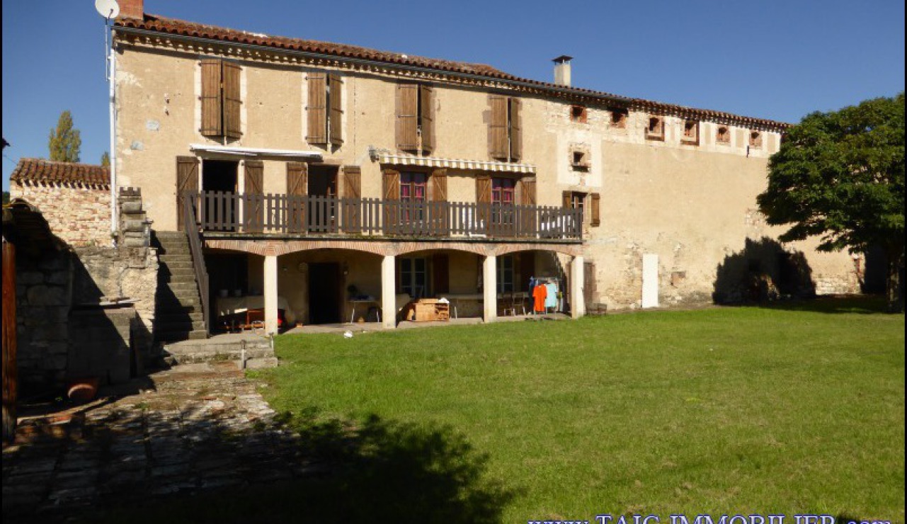 A vendre par TAIC Immobilier Corps de ferme + habitation secondaire sur 6 hectares avec ses dépendances, vue sur la cité de Cordes sur Ciel.