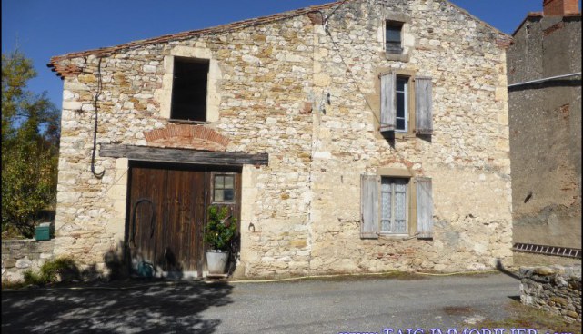 A vendre par TAIC Immobilier Corps de ferme avec habitation secondaire sur 6 hectares avec ses dépendances et sa vue sur la cité de Cordes sur Ciel.