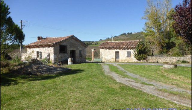 A vendre par TAIC Immobilier Corps de ferme + habitation secondaire sur 6 hectares avec ses dépendances et sa vue sur la cité de Cordes sur Ciel.