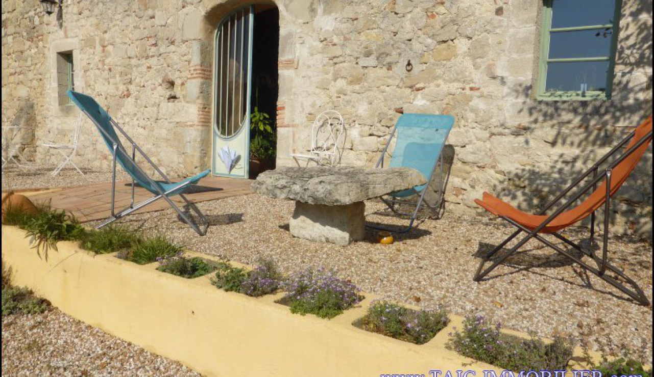 A vendre par TAIC Immobilier Secteur Cuq-Toulza Belle longère de 350m2 avec son gite de 60m2 dépendances sur 2 hectares en situation dominante.
