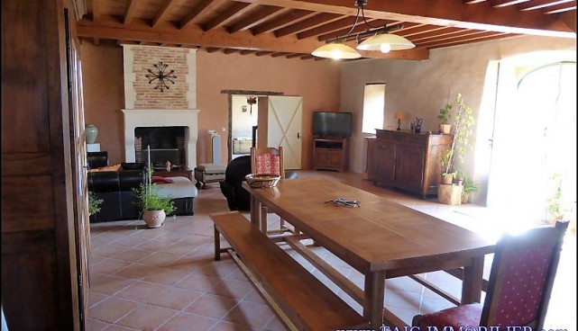 A vendre par TAIC Immobilier Secteur Cuq-Toulza Belle longère de 350m2 avec son gite de 60m2 dépendances sur 2 hectares en situation dominante.