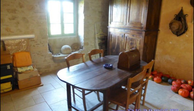 A vendre par TAIC Immobilier Secteur Cuq-Toulza Belle longère de 350m2 avec son gite de 60m2 dépendances sur 2 hectares en situation dominante.
