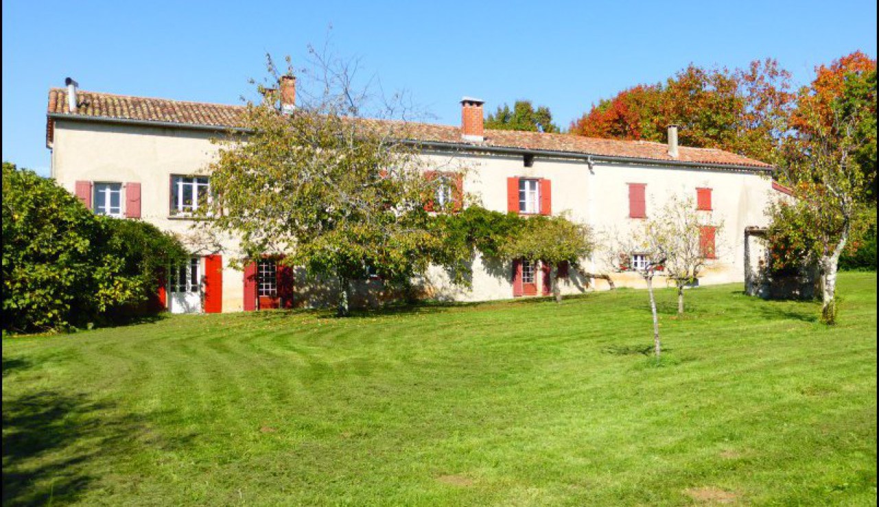 A vendre par TAIC Immobilier Superbe corps de ferme avec sa maison de gardien et dépendances sur 19 hectares,puits,grange,bois,pré