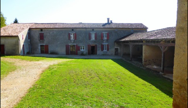 A vendre par TAIC Immobilier Superbe corps de ferme avec sa maison de gardien et dépendances sur 19 hectares,puits,grange,bois,pré