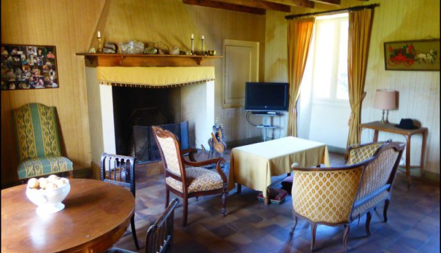 A vendre par TAIC Immobilier Superbe corps de ferme avec sa maison de gardien et dépendances sur 19 hectares,puits,grange,bois,pré