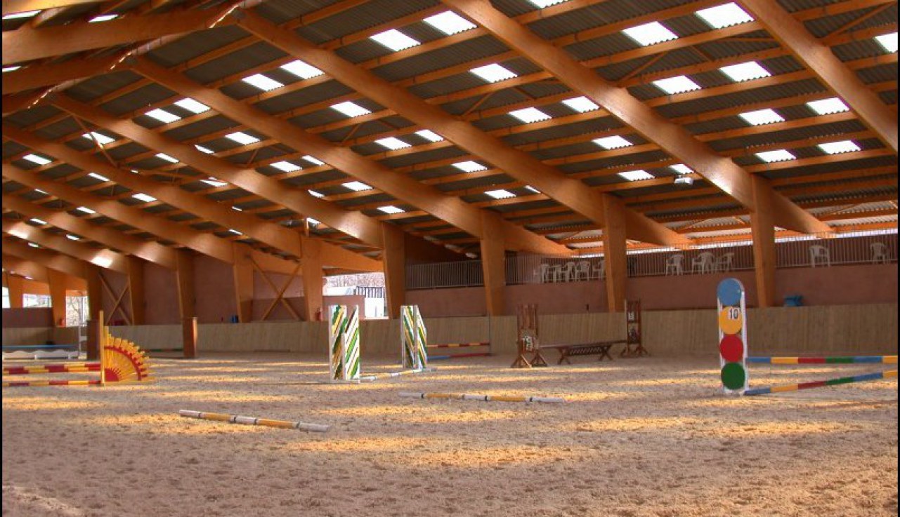 A vendre Vaucluse parc du Luberon Domaine équestre sur 15Ha permettant l'exploitation en écurie de propriétaires, poneys club, haras, commerce de chevaux. Superbes installations !