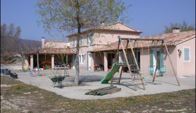 A vendre Vaucluse parc du Luberon Domaine équestre sur 15Ha permettant l'exploitation en écurie de propriétaires, poneys club, haras, commerce de chevaux. Superbes installations