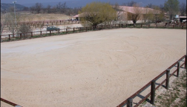 A vendre Vaucluse parc du Luberon Domaine équestre sur 15Ha permettant l'exploitation en écurie de propriétaires, poneys club, haras, commerce de chevaux. Superbes installations