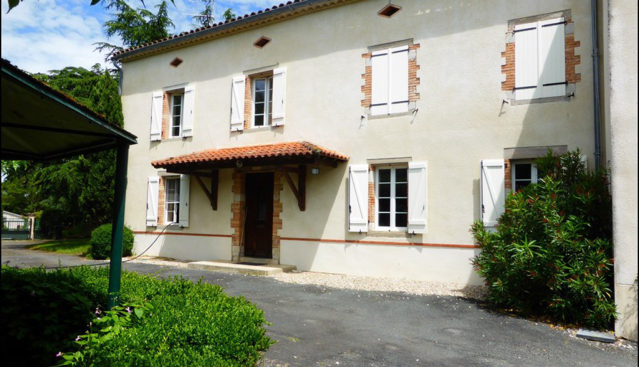 A vendre par TAIC Immobilier Graulhet Maison de Maître sur 7,5 hectares avec piscine et dépendances, boxes chevaux, prairie, puits