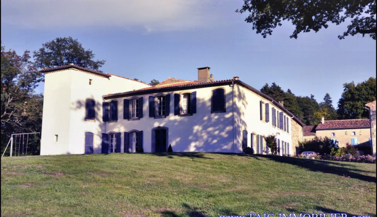 A vendre par Tarn Aveyron Immobilier Caractere, Castres, maison de maitre 400m2 et sa salle de reception, gites, chambres d'hotes sur 4800m2 de terrain