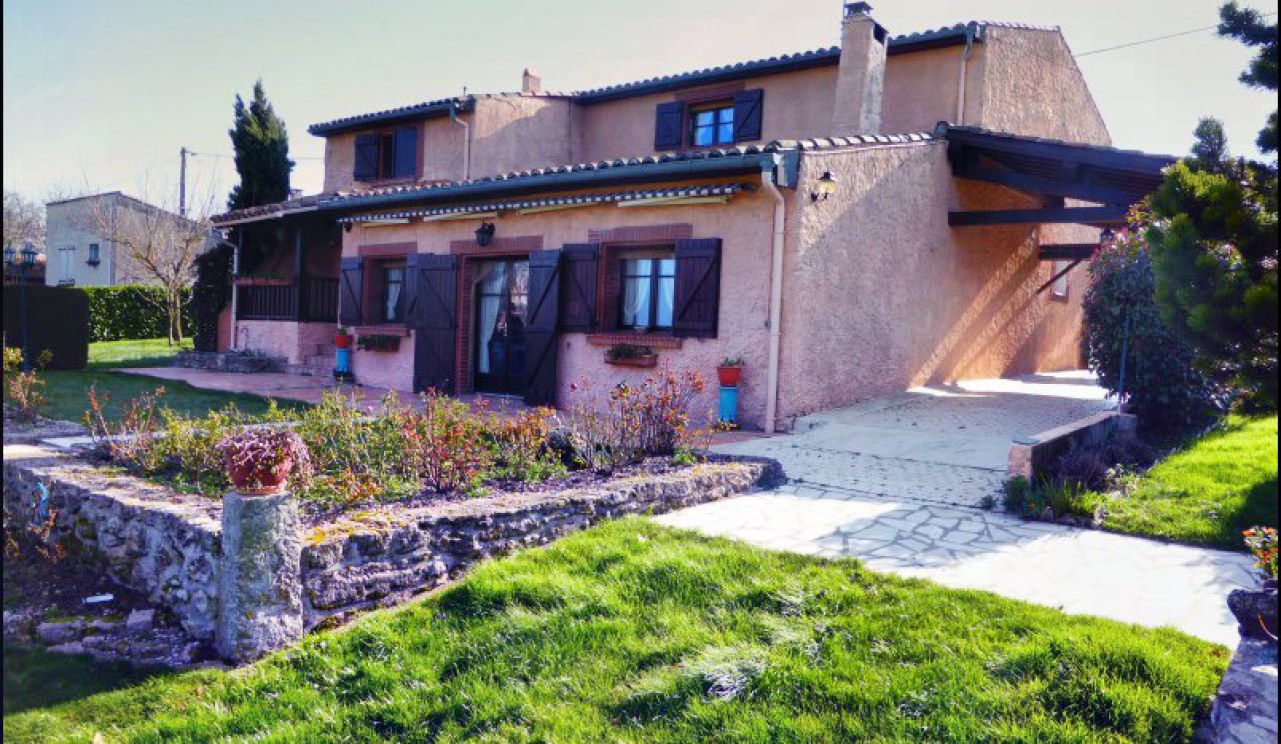 A vendre par TAIC-Immobilier, Tarn Aveyron Immobilier Caractere, secteur Villefranche de Lauragais, maison d'habitation environ 220m2 sur 1800m2 de terrain paysagé, piscine, garage