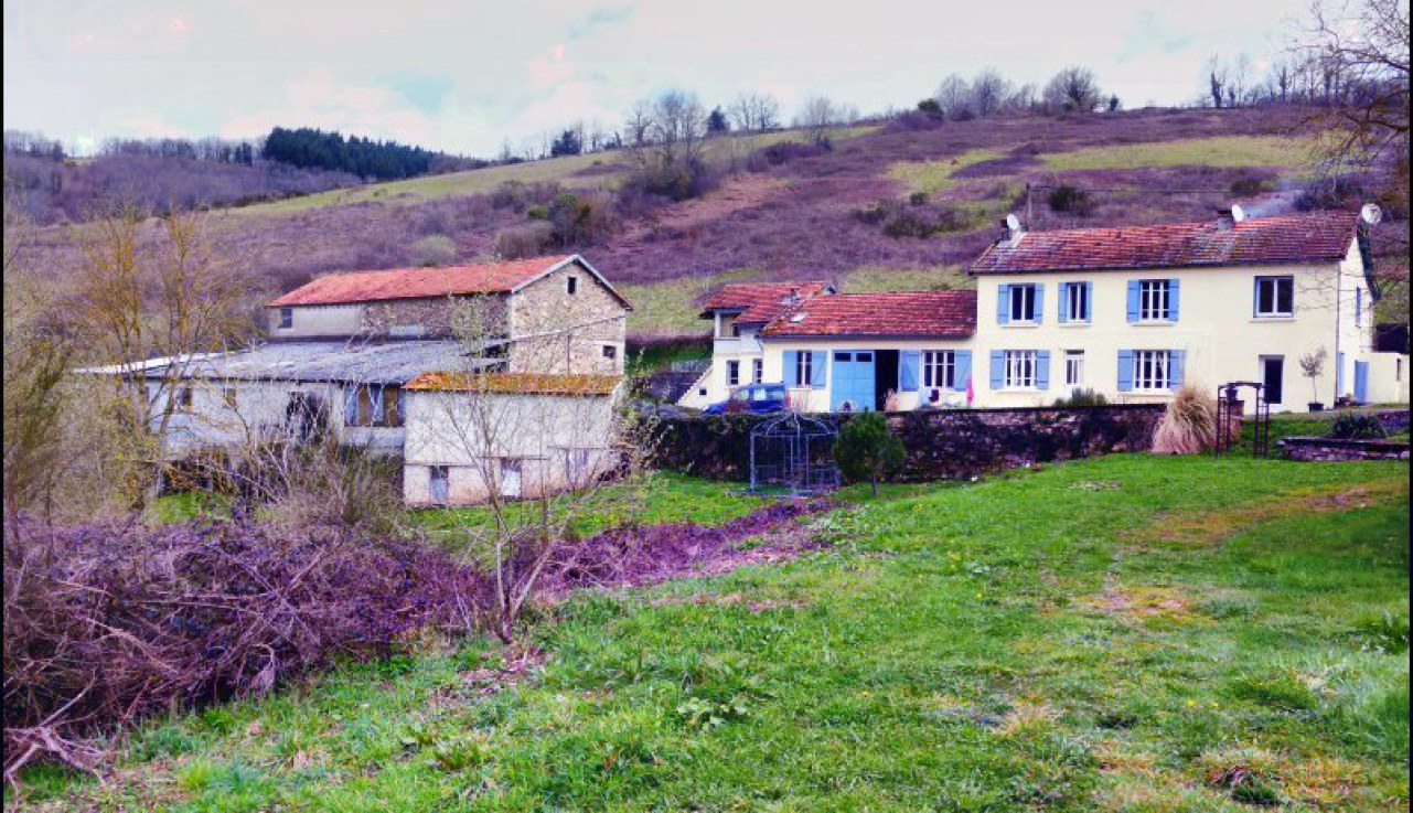A vendre par Tarn Aveyron Immobilier Caractere, Secteur Teillet Corps de ferme de 280m2 sur 3Ha de terre bordé par une rivière, étang,  grange et dépendances.
