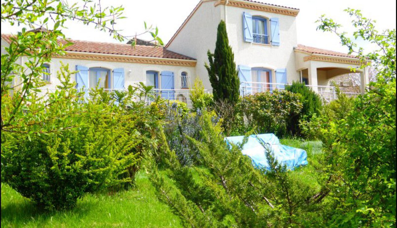 A vendre par Tarn Aveyron Immobilier Caractere, TAIC Immobilier : Maison contemporaine 160m2 sur 9500m2 de terrain et dépendance 60m2.