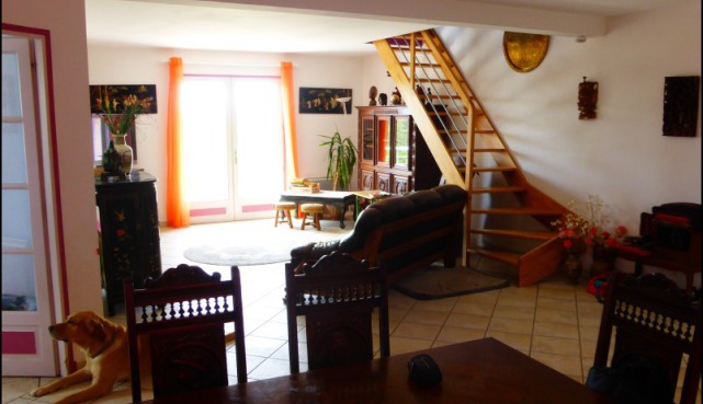 A vendre par Tarn Aveyron Immobilier Caractere, TAIC Immobilier : Maison contemporaine 160m2 sur 9500m2 de terrain et dépendance 60m2.