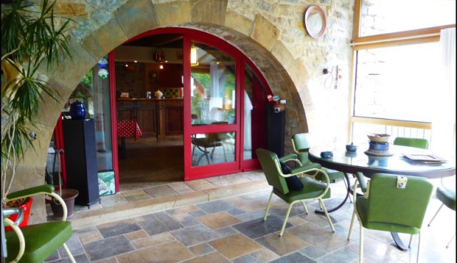 A vendre par Tarn Aveyron Immobilier Caractere, secteur Millau, aveyron,Hameau à vocation touristique composé de 4 maisons idéalement situé au pied d'un château médiéval surplombant les Gorges du Tarn.