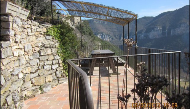 A vendre par Tarn Aveyron Immobilier Caractere, secteur Millau, aveyron,Hameau à vocation touristique composé de 4 maisons idéalement situé au pied d'un château médiéval surplombant les Gorges du Tarn.