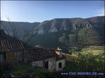 A vendre par Tarn Aveyron Immobilier Caractere, secteur Millau, aveyron,Hameau à vocation touristique composé de 4 maisons idéalement situé au pied d'un château médiéval surplombant les Gorges du Tarn.