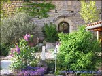 A vendre par Tarn Aveyron Immobilier Caractere, secteur Millau, aveyron,Hameau à vocation touristique composé de 4 maisons idéalement situé au pied d'un château médiéval surplombant les Gorges du Tarn.
