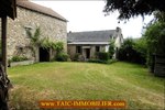 A vendre par Tarn Aveyron Immobilier Caractère, secteur Villefranche de Rouergue, La Fouillade,12, Aveyron, corps de ferme à rénover de 150m2 sur 4 hectares, dépendances,granges,prairie,calme,source,taic immobilier,agence immobilière cordes sur ciel