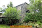 A vendre par Tarn Aveyron Immobilier Caractère, secteur Villefranche de Rouergue, La Fouillade,12, Aveyron, corps de ferme à rénover de 150m2 sur 4 hectares, dépendances,granges,prairie,calme,source,taic immobilier,agence immobilière cordes sur ciel