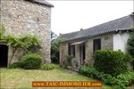 A vendre par Tarn Aveyron Immobilier Caractère, secteur Villefranche de Rouergue, La Fouillade,12, Aveyron, corps de ferme à rénover de 150m2 sur 4 hectares, dépendances,granges,prairie,calme,source,taic immobilier,agence immobilière cordes sur ciel