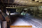 A vendre par Tarn Aveyron Immobilier Caractère, secteur Villefranche de Rouergue, La Fouillade,12, Aveyron, corps de ferme à rénover de 150m2 sur 4 hectares, dépendances,granges,prairie,calme,source,taic immobilier,agence immobilière cordes sur ciel
