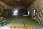 A vendre par Tarn Aveyron Immobilier Caractère, secteur Villefranche de Rouergue, La Fouillade,12, Aveyron, corps de ferme à rénover de 150m2 sur 4 hectares, dépendances,granges,prairie,calme,source,taic immobilier,agence immobilière cordes sur ciel