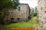 A vendre par Tarn Aveyron Immobilier Caractère, secteur Villefranche de Rouergue, La Fouillade,12, Aveyron, corps de ferme à rénover de 150m2 sur 4 hectares, dépendances,granges,prairie,calme,source,taic immobilier,agence immobilière cordes sur ciel