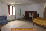A vendre par Tarn Aveyron Immobilier Caractère, secteur Villefranche de Rouergue, La Fouillade,12, Aveyron, corps de ferme à rénover de 150m2 sur 4 hectares, dépendances,granges,prairie,calme,source,taic immobilier,agence immobilière cordes sur ciel