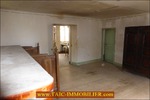 A vendre par Tarn Aveyron Immobilier Caractère, secteur Villefranche de Rouergue, La Fouillade,12, Aveyron, corps de ferme à rénover de 150m2 sur 4 hectares, dépendances,granges,prairie,calme,source,taic immobilier,agence immobilière cordes sur ciel
