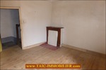 A vendre par Tarn Aveyron Immobilier Caractère, secteur Villefranche de Rouergue, La Fouillade,12, Aveyron, corps de ferme à rénover de 150m2 sur 4 hectares, dépendances,granges,prairie,calme,source,taic immobilier,agence immobilière cordes sur ciel
