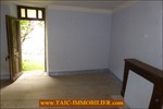 A vendre par Tarn Aveyron Immobilier Caractère, secteur Villefranche de Rouergue, La Fouillade,12, Aveyron, corps de ferme à rénover de 150m2 sur 4 hectares, dépendances,granges,prairie,calme,source,taic immobilier,agence immobilière cordes sur ciel