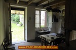 A vendre par Tarn Aveyron Immobilier Caractère, secteur Villefranche de Rouergue, La Fouillade,12, Aveyron, corps de ferme à rénover de 150m2 sur 4 hectares, dépendances,granges,prairie,calme,source,taic immobilier,agence immobilière cordes sur ciel