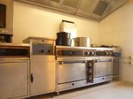 A vendre par TAIC Immobilier agence immobilière à cordes sur ciel, secteur Cordes sur Ciel propriété de 860m2 sur 5 hectares, cuisine pro, salle de restaurant, puits.