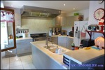 A vendre Cordes sur ciel belle Maison en pierre blanche sur 220m2 et 1 hectare de parc et prairie. Piscine.