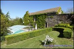 A vendre par TAIC Immobilier secteur Cordes sur Ciel Joli corp de ferme en U de 200m2 sur 8000m2 de parc avec tennis et piscine