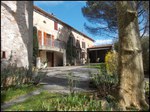 A vendre par TAIC Immobilier à Castres Grande longère de 1000m2 sur 8900m2 de terrain comprenant partie privative, 7 studios et dépendances,puit,lavoir.