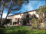 A vendre par TAIC Immobilier à Castres Grande longère de 1000m2 sur 8900m2 de terrain comprenant partie privative, 7 studios et dépendances,puit,lavoir.