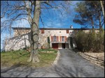 A vendre par TAIC Immobilier à Castres Grande longère de 1000m2 sur 8900m2 de terrain comprenant partie privative, 7 studios et dépendances,puit,lavoir.