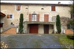 A vendre par TAIC Immobilier à Castres Grande longère de 1000m2 sur 8900m2 de terrain comprenant partie privative, 7 studios et dépendances,puit,lavoir.