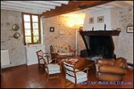 A vendre par TAIC Immobilier à Castres Grande longère de 1000m2 sur 8900m2 de terrain comprenant partie privative, 7 studios et dépendances,puit,lavoir.