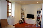 A vendre par TAIC Immobilier à Castres Grande longère de 1000m2 sur 8900m2 de terrain comprenant partie privative, 7 studios et dépendances,puit,lavoir.