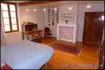 A vendre par TAIC Immobilier à Castres Grande longère de 1000m2 sur 8900m2 de terrain comprenant partie privative, 7 studios et dépendances,puit,lavoir.