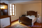 A vendre par TAIC Immobilier à Castres Grande longère de 1000m2 sur 8900m2 de terrain comprenant partie privative, 7 studios et dépendances,puit,lavoir.