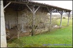A vendre par TAIC Immobilier à Castres Grande longère de 1000m2 sur 8900m2 de terrain comprenant partie privative, 7 studios et dépendances,puit,lavoir.