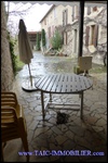 A vendre par TAIC Immobilier à Castres Grande longère de 1000m2 sur 8900m2 de terrain comprenant partie privative, 7 studios et dépendances,puit,lavoir.
