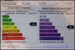 A vendre par TAIC Immobilier à Castres Grande longère de 1000m2 sur 8900m2 de terrain comprenant partie privative, 7 studios et dépendances,puit,lavoir.