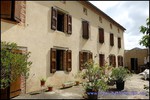 A vendre par TAIC-Immobilier agence immobilière à Cordes sur Ciel, propriété de 400m2 à Albi avec carrière, 13 boxes,dépendances,puits, sur 27 hectares