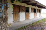 A vendre par TAIC-Immobilier agence immobilière à Cordes sur Ciel, propriété de 400m2 à Albi avec carrière, 13 boxes,dépendances,puits, sur 27 hectares